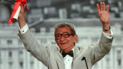 كيف كان يصنع يوسف شاهين النجوم؟.. المخرج كمال منصور يجيب (فيديو)