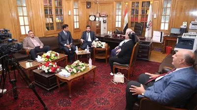 رجائي عطية يلتقي رئيس جمعية المحامين العُمانية ونائبه (صور)