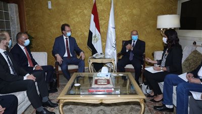 وزير النقل يلتقي وفد سكك حديد ألمانيا لبحث التعاون في الإدارة والتشغيل