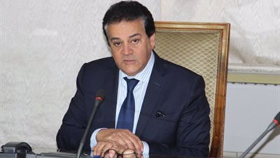 وزير التعليم العالي يوجه رسالة تحذيرية لـ الطلاب بسبب لقاح كورونا (فيديو)