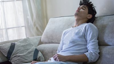 شاب يروي تجربته مع الإدمان: الأصدقاء والفضول أخطر الأسباب (فيديو)