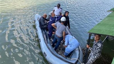 فريق من هيئة قناة السويس يعاين المركب الجانح بنيل المنصورة.. صور 