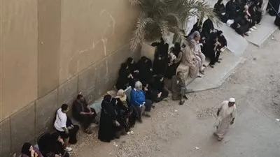 الأهالي ينتظرون استخراج جثامين أب و3 من أولاده ببني سويف (صور)