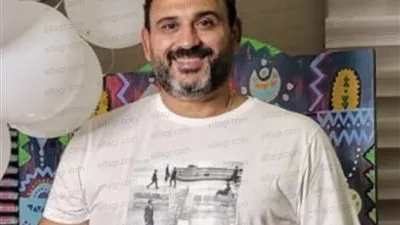 بهذه الطريقة.. أكرم حسني يدعو لكريم فهمي