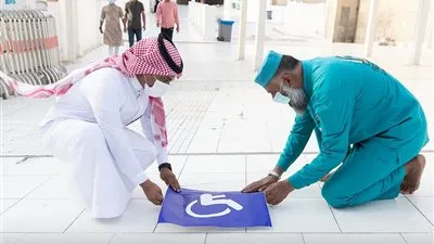 شؤون الحرمين تضع مسارات لذوي الإعاقة في بعض مداخل المسجد الحرام