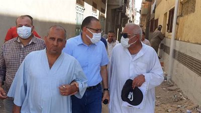 محافظ الشرقية يتفقد شوارع قرية الصوفية ويلتقي بالمواطنين