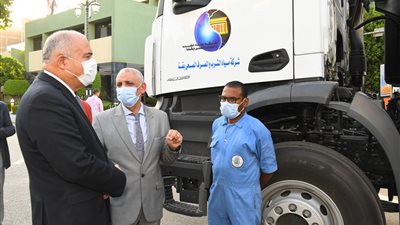 4 سيارات نافوري جديدة لخدمة مشروعات الصرف الصحي بقري حياة كريمة في قنا 