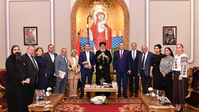 وفد روماني يقدم كتابين قبطيين مترجمين للبابا تواضروس 