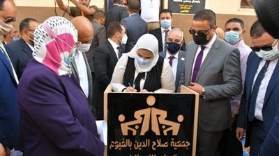 وزيرة التضامن تسلم عروسين جهاز زفافهما من جمعية العباد المخلصين الخيرية