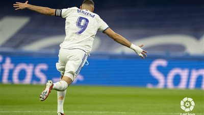 أنشيلوتي يدعم بنزيما للفوز بالكرة الذهبية