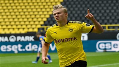 نجم مانشستر يونايتد بديل هالاند في بروسيا دورتموند
