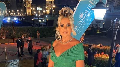 بوسي تبهر جمهورها بإطلالتها في مهرجان الإسكندرية السينمائي