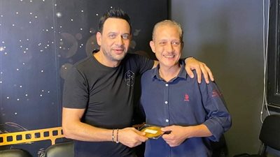 بالصور .. مصطفي قمر يحتفل بانتهاء الموسم الاول من 