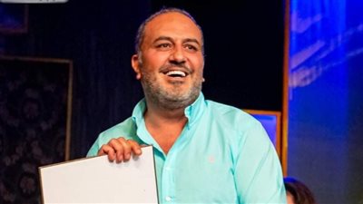 شاهد .. حمادة هلال يحتفل بعيد ميلاد خالد سرحان بطريقته الخاصة على مسرح المعهد العالي للفنون المسرحية