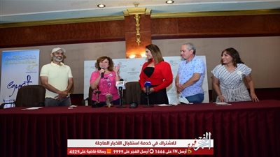 إلهام شاهين تسلم حنان مطاوع تكرمها من مهرجان 