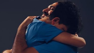 أكرم حسني يشوق جمهوره لعمل جديد مع أحمد أمين