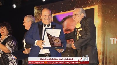 الهام شاهين تهنئ خالد الصاوي لتكريمه في مهرجان الإسكندرية