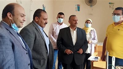 نائب رئيس جامعة بنها يتفقد إجراءات الكشف الطبي وتطعيم الطلاب بلقاح كورونا