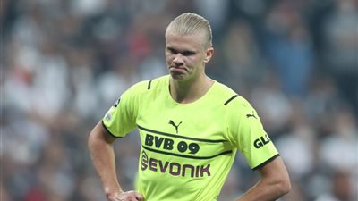 بروسيا دورتموند يعلق على احتمال رحيل هالاند