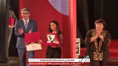 بكاء دنيا سمير غانم في تكريم والديها بالمسرح القومي.. وتعلق: حب الناس هو اللي مصبرنا