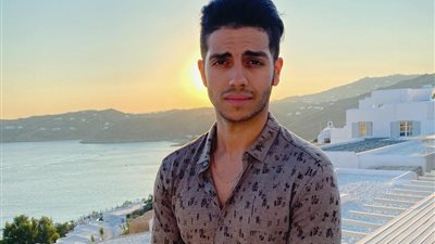 ماذا يفعل النجم العالمي مينا مسعود خلال تواجده في جزيرة ميكونوس؟