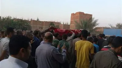 الأهالي يودعون 