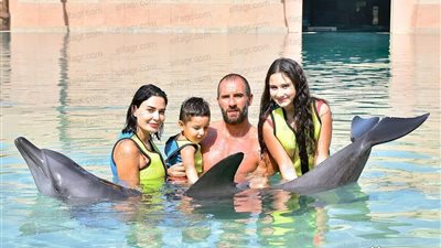 شاهد.. سيرين عبد النور تلعب مع عائلتها بالدلافين