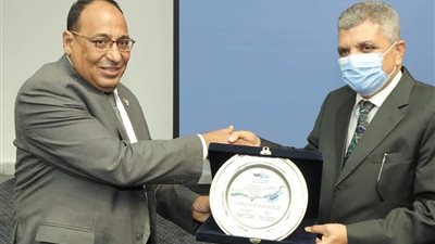 رئيس هيئة قناة السويس يستقبل وفد جمعية كتاب البيئة والتنمية