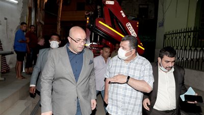 محافظة بني سويف يتفقد منزل متصدع بـ