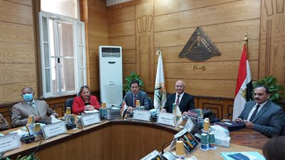 رئيس جامعة بنها يناقش الاستعدادات للعام الدراسي الجديد