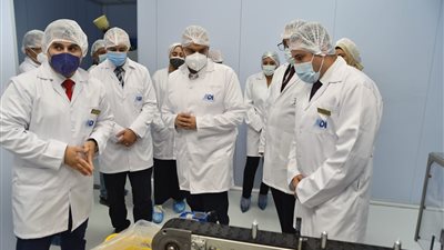 رئيس هيئة الدواء يتفقد خط إنتاج مستحضرات الاستنشاق أحادية الجرعة (صور)