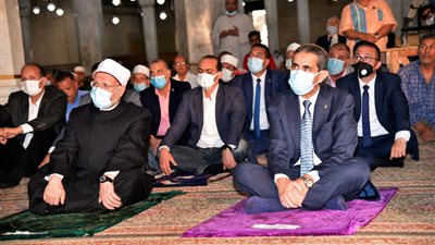 محافظ الغربية والمفتي يؤديان صلاة الجمعة بمسجد السيد البدوي (صور)