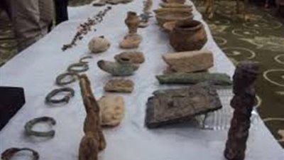 ضبط 60 قطعة أثرية بحوزة تشكيل تقوده سيدة ببني سويف