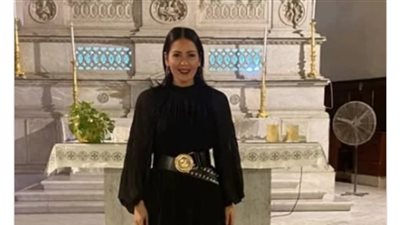 بالأسود.. لقاء الخميسي تغازل جمهورها في أحدث ظهور لها