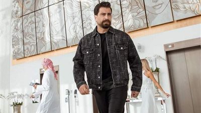 معتصم النهار يخطف الأنظار في دبي مع زوجته