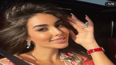 ياسمين صبري تبهر جمهورها بإطلالة جديدة داخل سيارتها
