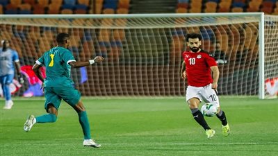 نجم المنتخب السابق: في وجود فتحي لا يمكن أن يرتدي صلاح شارة القيادة