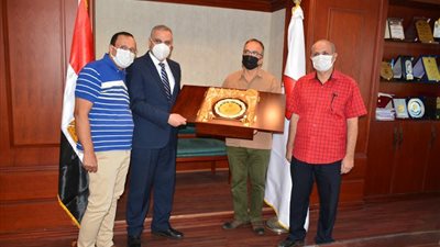 محافظ سوهاج يتلقى درع نقابة الأطباء لجهوده بدعم المنظومة الصحية 