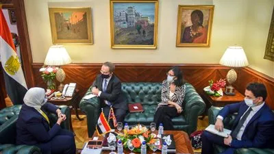 وزيرة الصحة تستقبل السفير البريطاني لبحث التعاون في القطاع الصحي (صور)