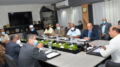 اجتماع طارئ لخلية أزمة كورونا برئاسة محافظ أسوان (فيديو وصور)