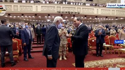 السيسي يقدم التحية لأحد أبطال نصر أكتوبر المجيد