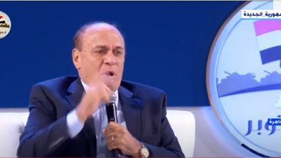 سمير فرج يكشف تفاصيل عن حياة السيسي العسكرية.. والرئيس: العين متعلاش عن الحاجب (فيديو)