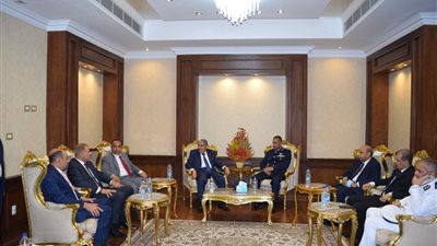 احتفالا بأكتوبر.. محافظ المنيا يقدم التهنئة لرجال القوات المسلحة بمطار المنيا (صور)