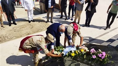 في ذكرى النصر.. محافظ بورسعيد يضع إكليل من الزهورعلى قبر الجندي المجهول