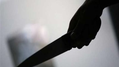 تعرفا بالقطار.. مجهول يطعن مسن في منزله بالدقهلية لسرقته 