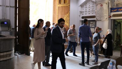 توافد الأطباء على دار الحكمة للمشاركة في انتخابات التجديد النصفي.. صور