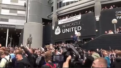 مشجعو نيوكاسل يحتفلون بعد الإعلان الرسمي لانتقال ملكية النادي للمملكة (صور)