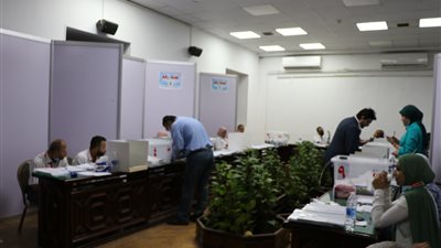 استئناف انتخابات الأطباء بعد انتهاء صلاة الجمعة بكافة النقابات الفرعية.. صور