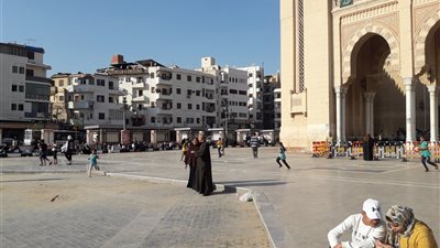 المئات ينتشرون بساحة مسجد السيد البدوى بطنطا فى آخر أيام الاحتفال بمولده (صور)