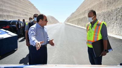 عاجل.. السيسي يتفقد سير العمل بامتداد طريق وصلة أم القمر